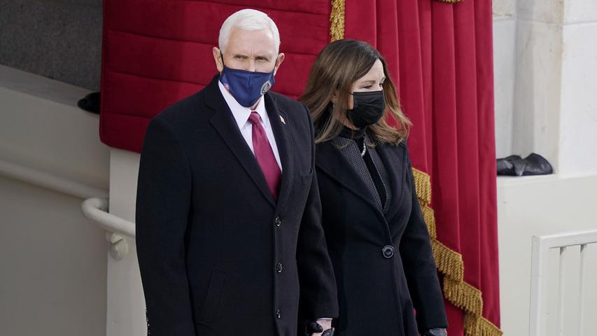 Im Gegensatz zu Donald Trump ist Mike Pence bei der Inauguration anwesend: Der scheidende Vizepräsident kommt mit seiner Frau Karen im US-Kapitol an. 