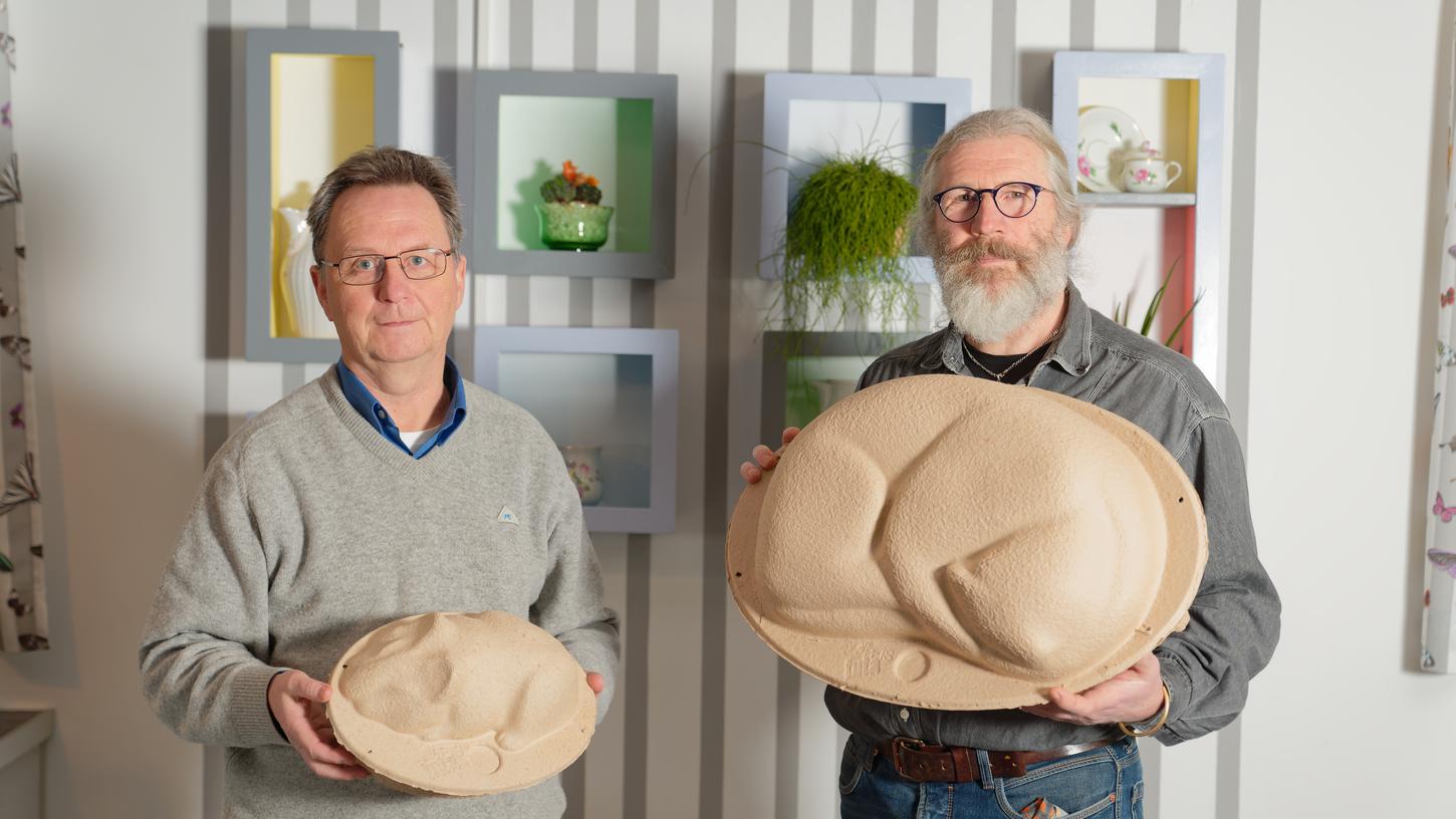 Arno Ludwig (rechts) und Christian Wittmann (links) bauen nachhaltige Särge für Haustiere.
