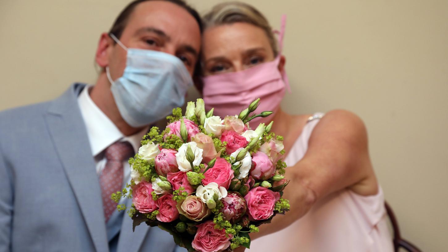 Mit Mundschutz vor den Altar - auch während der Pandemie wird in Bayern fleißig geheiratet.