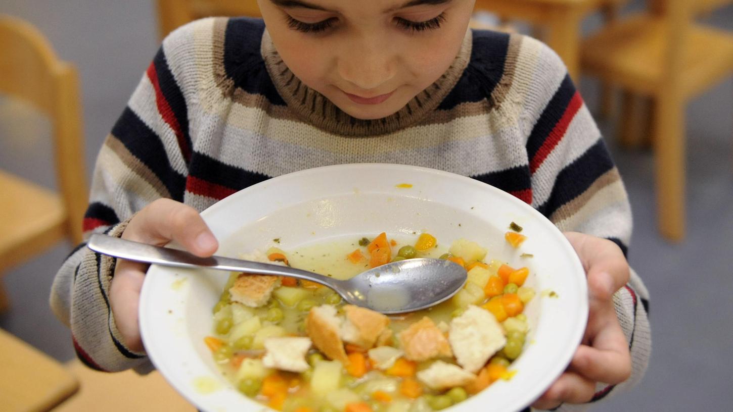 Warmes Essen an Schulen und Kitas wird derzeit kaum gebraucht: Wegen Corona brechen den Caterern die Aufträge weg.
Warmes Essen an Schulen und Kitas wird derzeit kaum gebraucht: Wegen Corona brechen den Caterern die Aufträge weg.