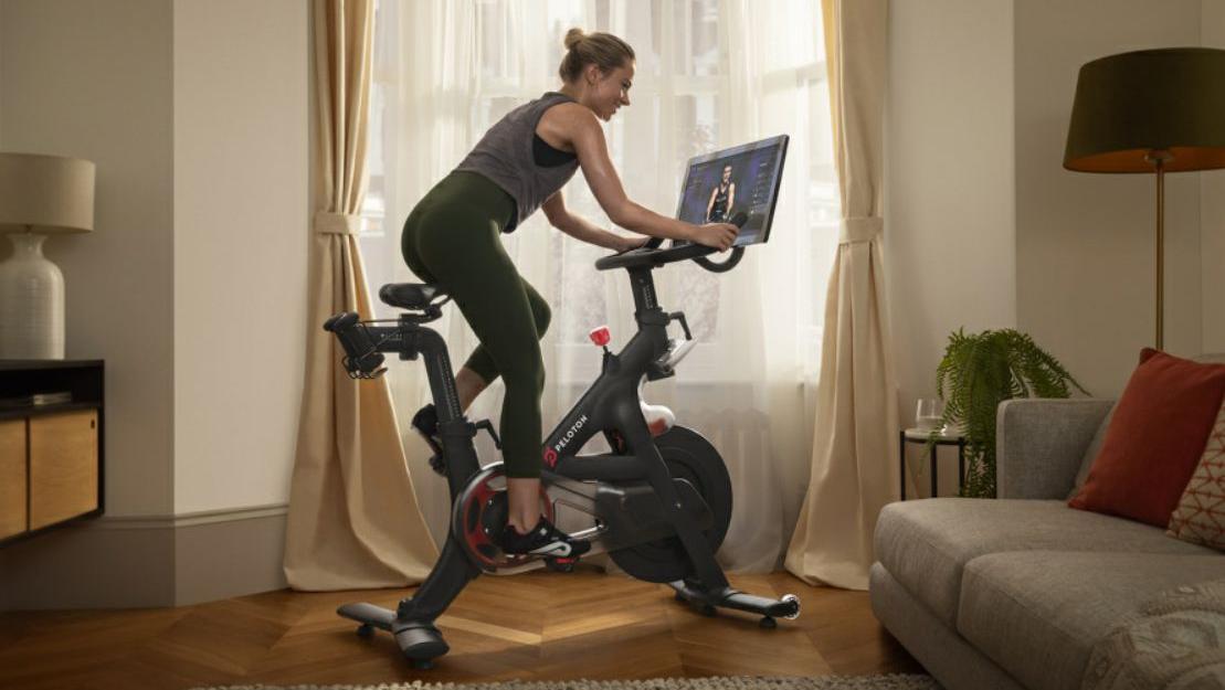 Strampeln in den eigenen vier Wänden und doch nicht alleine: Peloton bietet neben Fitnesskursen in Echtzeit auch das passende Equipment.
Strampeln in den eigenen vier Wänden und doch nicht alleine: Peloton bietet neben Fitnesskursen in Echtzeit auch das passende Equipment.