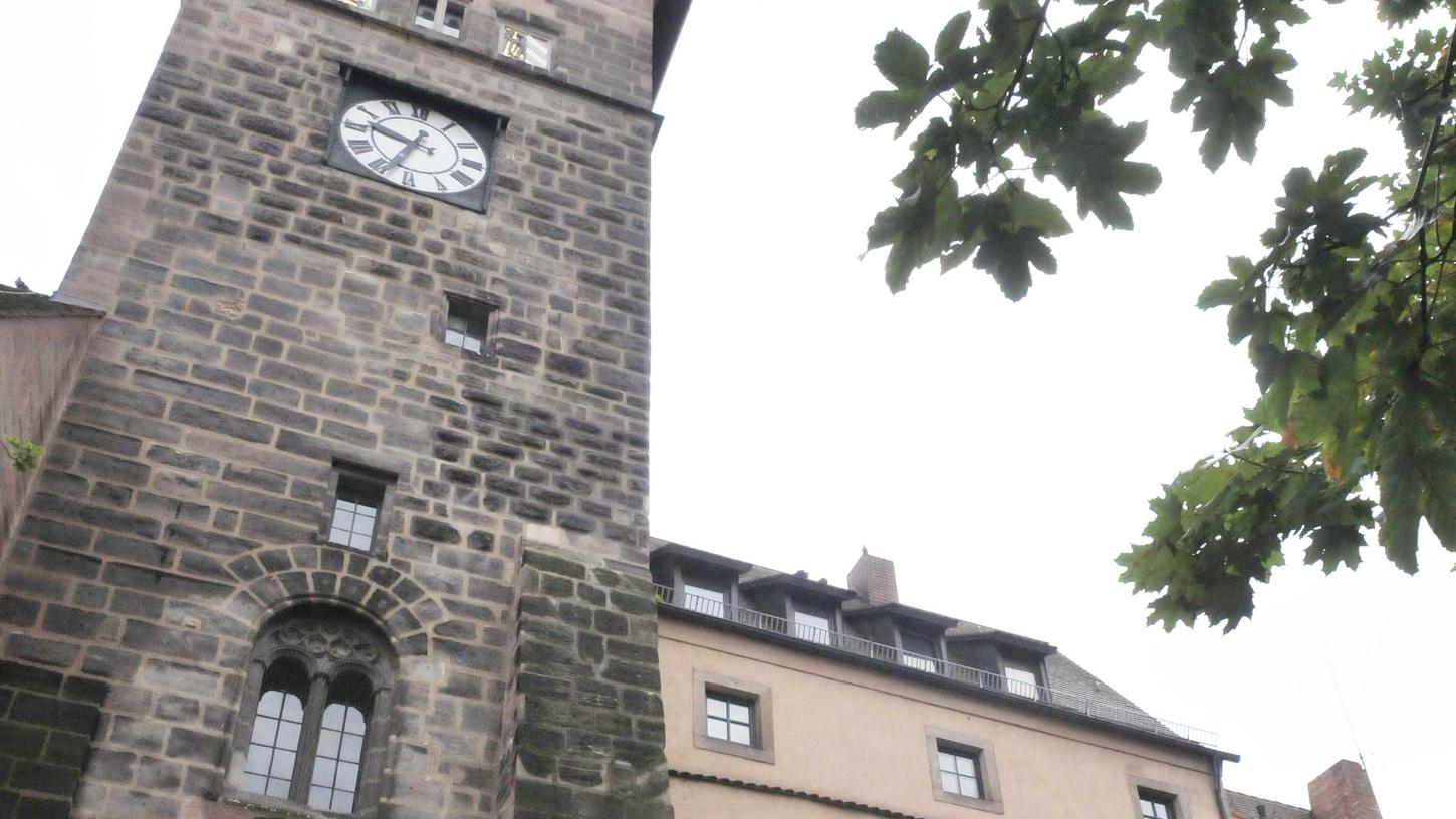 Seit dem heutigen Donnerstag stehen die Zeiger des Laufer Schlagturms still. Das Uhrwerk ist defekt, die Stadt wartet auf Ersatzteile.
Seit dem heutigen Donnerstag stehen die Zeiger des Laufer Schlagturms still. Das Uhrwerk ist defekt, die Stadt wartet auf Ersatzteile.