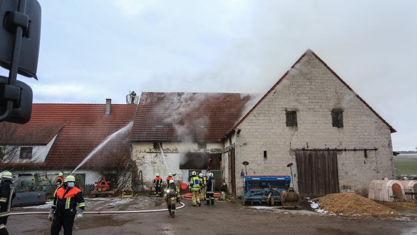 Dachstuhlbrand in Kuhstall: Feuerwehreinsatz im Kreis Erlangen-Höchstadt