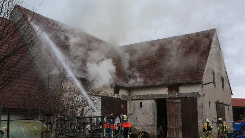 Dachstuhlbrand in Kuhstall: Feuerwehreinsatz im Kreis Erlangen-Höchstadt
