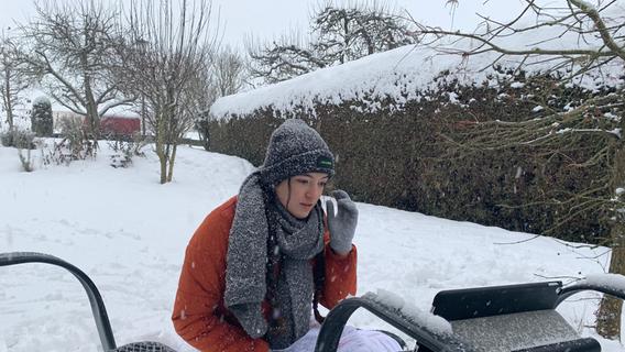 Gutes Netz nur im Garten? Schülerin Selina Seebauer musste im Januar ihr Referat im schneebedeckten Garten halten, weil nur hier die Netzgeschwindikeit ausreichend war.
Gutes Netz nur im Garten? Schülerin Selina Seebauer musste im Januar ihr Referat im schneebedeckten Garten halten, weil nur hier die Netzgeschwindikeit ausreichend war.