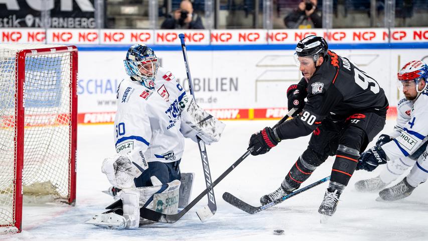 Adam. Adam? Adam! Luke Adam ist bei Spielen der Ice Tigers meistens der auffälligste Spieler.