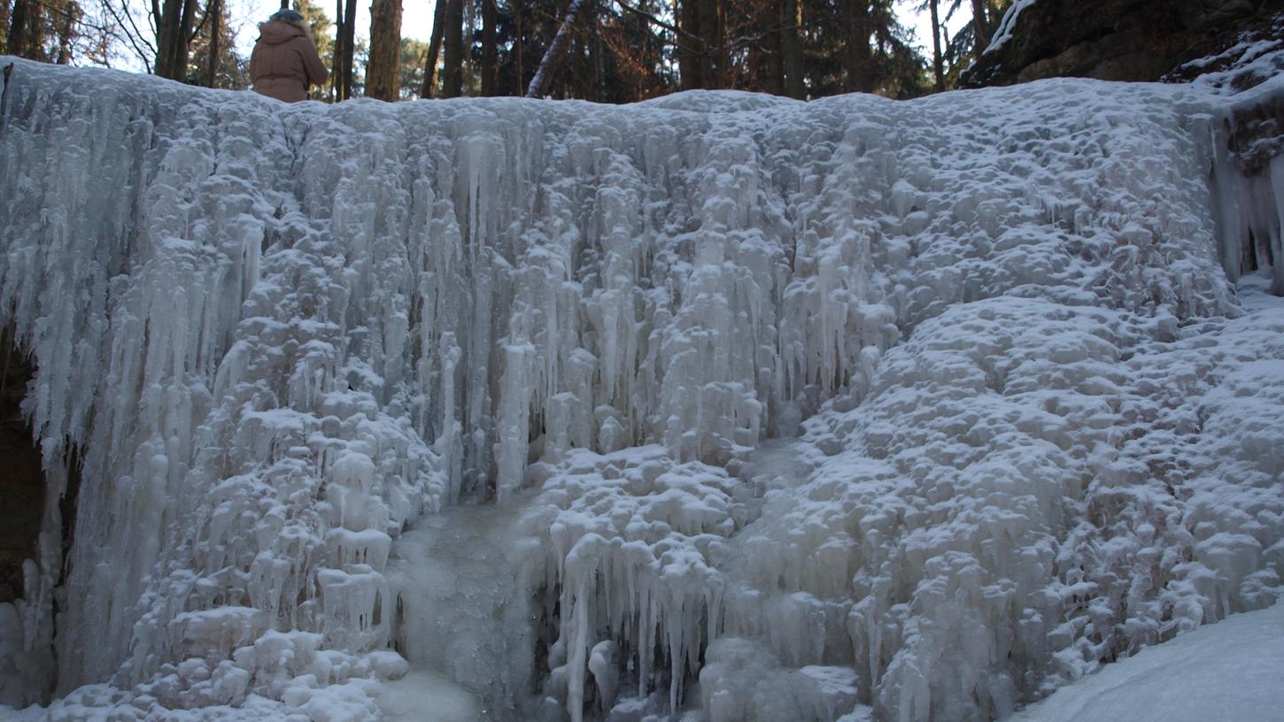Der Klingenende Wasserfall bei Haimendorf ist nach längerem Dauerfrost ein echtes Naturschauspiel. Derzeit ist es aber zu warm.