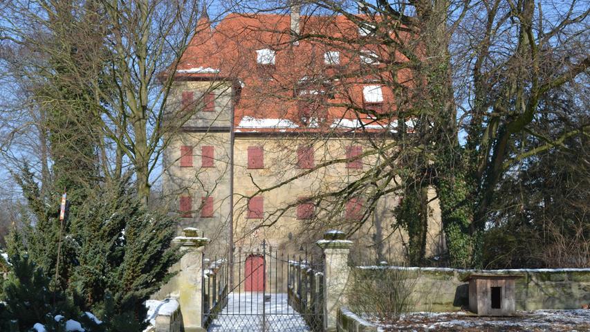 Das Schloss der Nürnberger Patrizierfamilie Fürer in Haimendorf wurde in seiner jetzigen Form im Jahr 1565 erbaut. Es gilt als einer der besterhaltenen Adelssitze der Renaissance in Franken. 