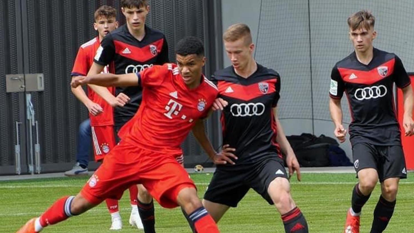 Nachwuchsfußball auf Topniveau: In der U19-Bundesliga Süd/Südwest trifft Johannes Fiedler (vorne rechts) mit dem FC Ingolstadt unter anderem auf den FC Bayern München.