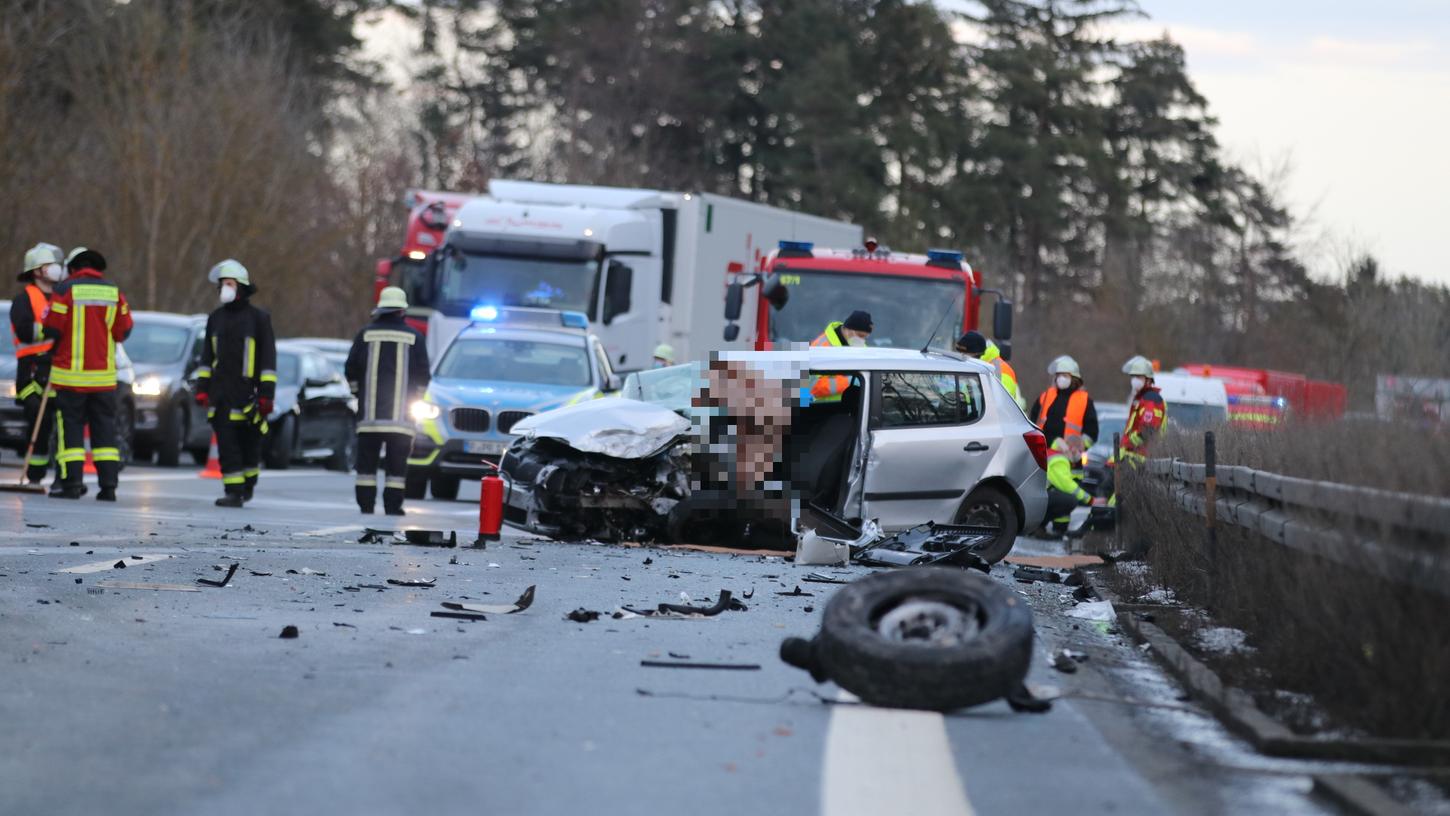 Nach einem schweren Verkehrsunfall mit einer Geisterfahrerin war die A6 mehrere Stunden komplett gesperrt. Zwei Personen wurden schwer verletzt.