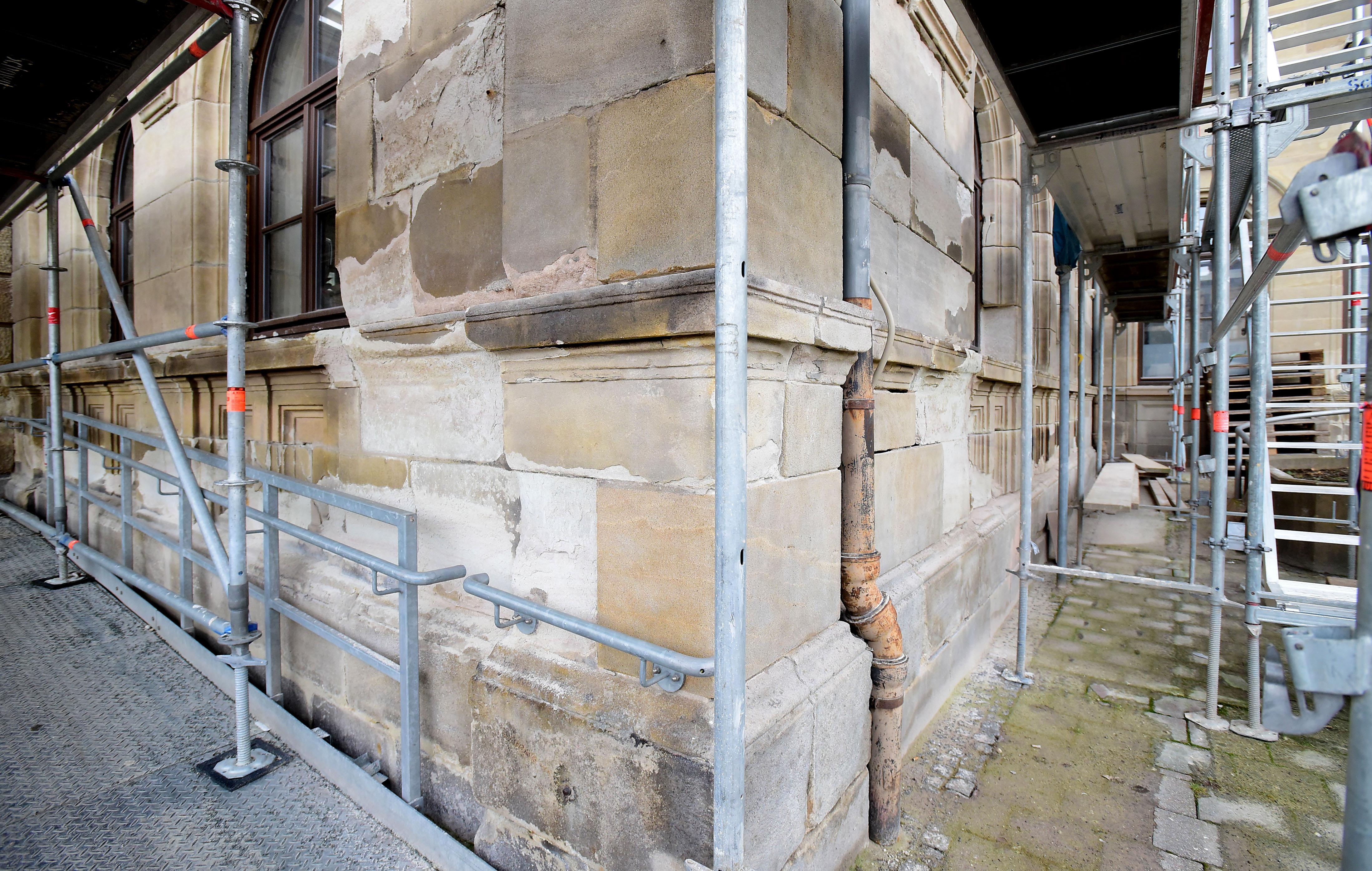 Die Fassade erstrahlt - bis auf den Sockelbereich - bereits in neuem Glanz, und auch die Fenster sind denkmalgerecht ausgetauscht. Nun haben Restauratoren im östlichen Flügel unter anderem ornamentale Wandfriese freigelegt.