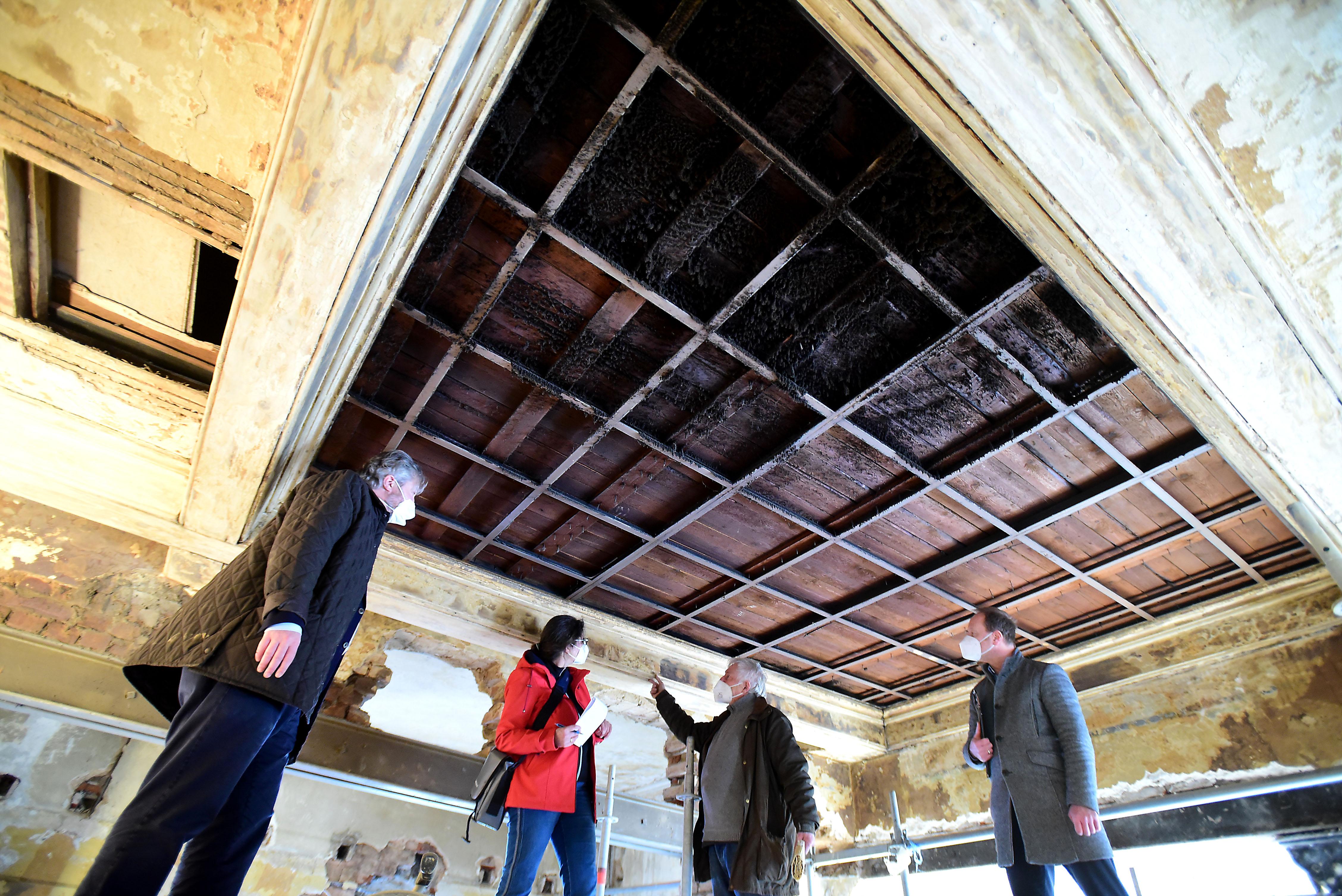 Die Fassade erstrahlt  bereits in neuem Glanz, und auch die Fenster sind denkmalgerecht ausgetauscht. Nun haben Restauratoren im östlichen Flügel unter anderem ornamentale Wandfriese freigelegt. Auch eine alte Spiegeldecke kam zum Vorschein.