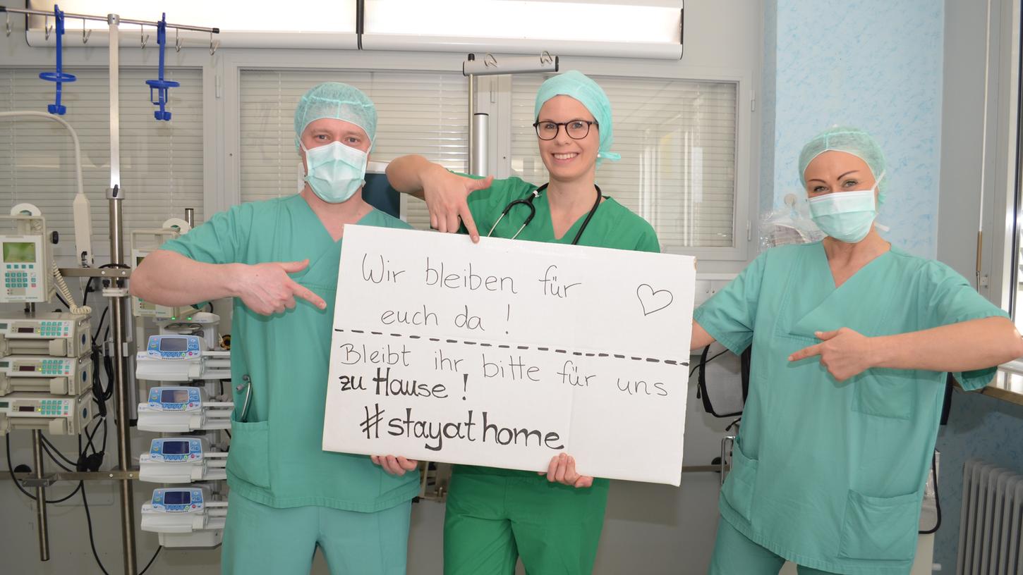 Mitarbeiter der Klinik Hallerwiese halten im März 2020 ein Schild hoch, das zum Daheimbleiben auffordert. Der Hashtag #Stayathome trendete auch in Nürnberg. 