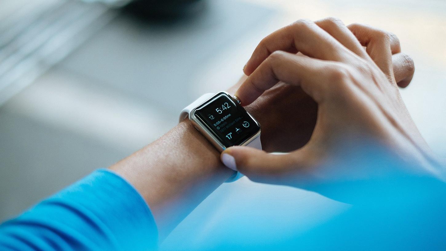 Smartwatches können die Herzfrequenz messen - und zu einer frühzeitigen Erkennung einer Corona-Infektion beitragen.