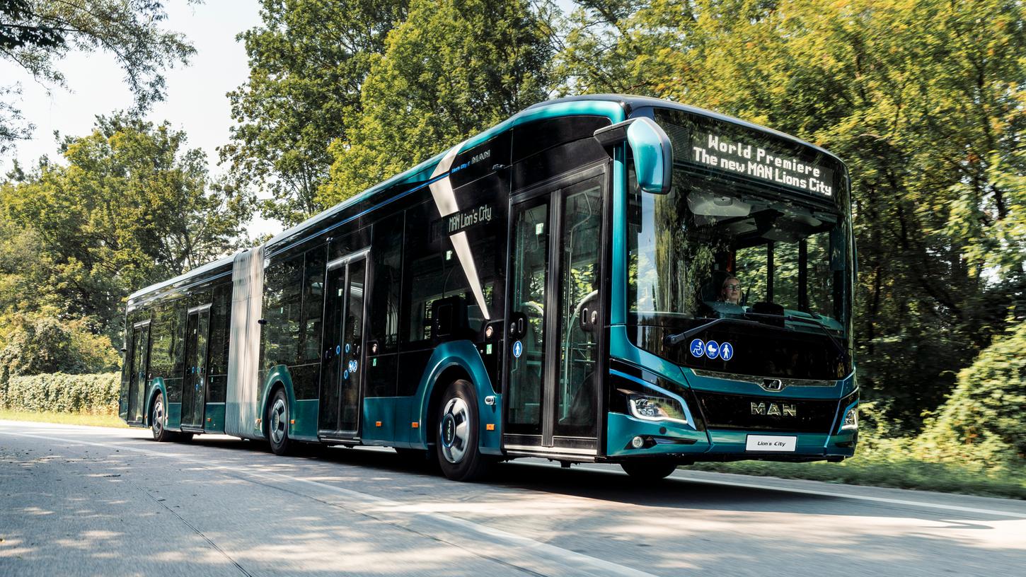 So sehen die künftigen Gelenkbusse mit Elektroantrieb aus, die von der VAG jetzt bestellt wurden. Die Serienfertigung soll demnächst anlaufen.
So sehen die künftigen Gelenkbusse mit Elektroantrieb aus, die von der VAG jetzt bestellt wurden. Die Serienfertigung soll demnächst anlaufen.