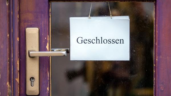 Begriff, der verwendet wird, wenn das öffentliche Leben im Kampf gegen das Coronavirus heruntergefahren wird. Genau genommen steht das englische "Lockdown" für eine Situation, in der Gebäude oder Gegenden nicht betreten oder verlassen werden dürfen. Auch das Wort "Shutdown" wird genutzt. In anderen Ländern war es teils viel strenger als in Deutschland.