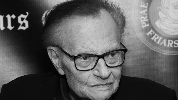 Der US-amerikanische Talkmaster Larry King ist im Alter von 87 Jahren verstorben. Zuletzt wurde die Showlegende in einer Klinik wegen einer Covid-19-Erkrankung behandelt. King wurde mit seiner Show "Larry King Live" bekannt, die von 1985 bis 2010 bei CNN zu sehen war. Sein praktisch immer gleiches Outfit mit Hornbrille, Hemd und Hosenträgern wurde zu seinem Markenzeichen.