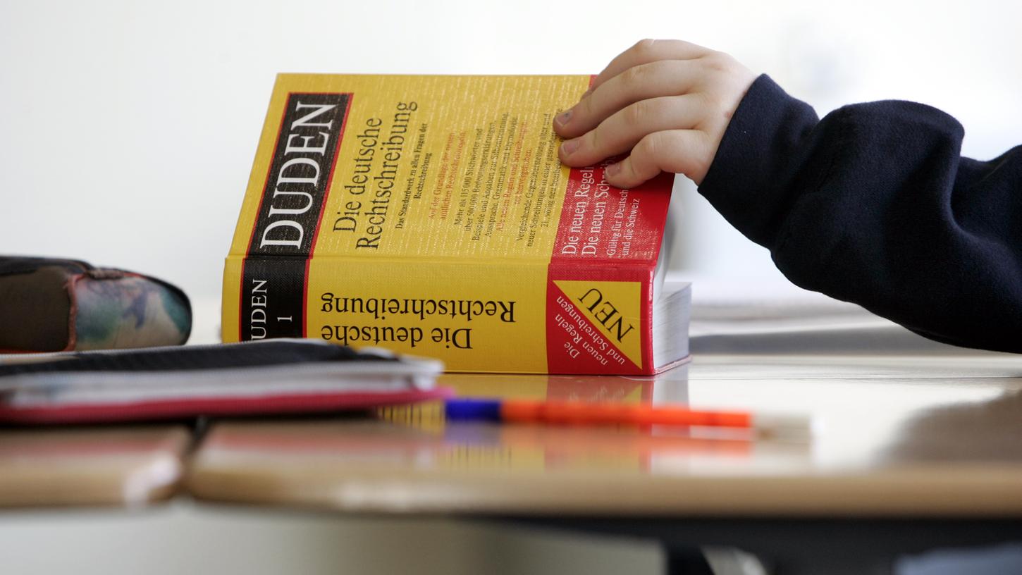 Der Duden ändert 2021 online alle 12.000 Personenbeschreibungen im Zuge der geschlechtergerechten Sprache. In der gedruckten Ausgabe bleibt vorerst noch alles beim Alten.
Der Duden ändert 2021 online alle 12.000 Personenbeschreibungen im Zuge der geschlechtergerechten Sprache. In der gedruckten Ausgabe bleibt vorerst noch alles beim Alten.