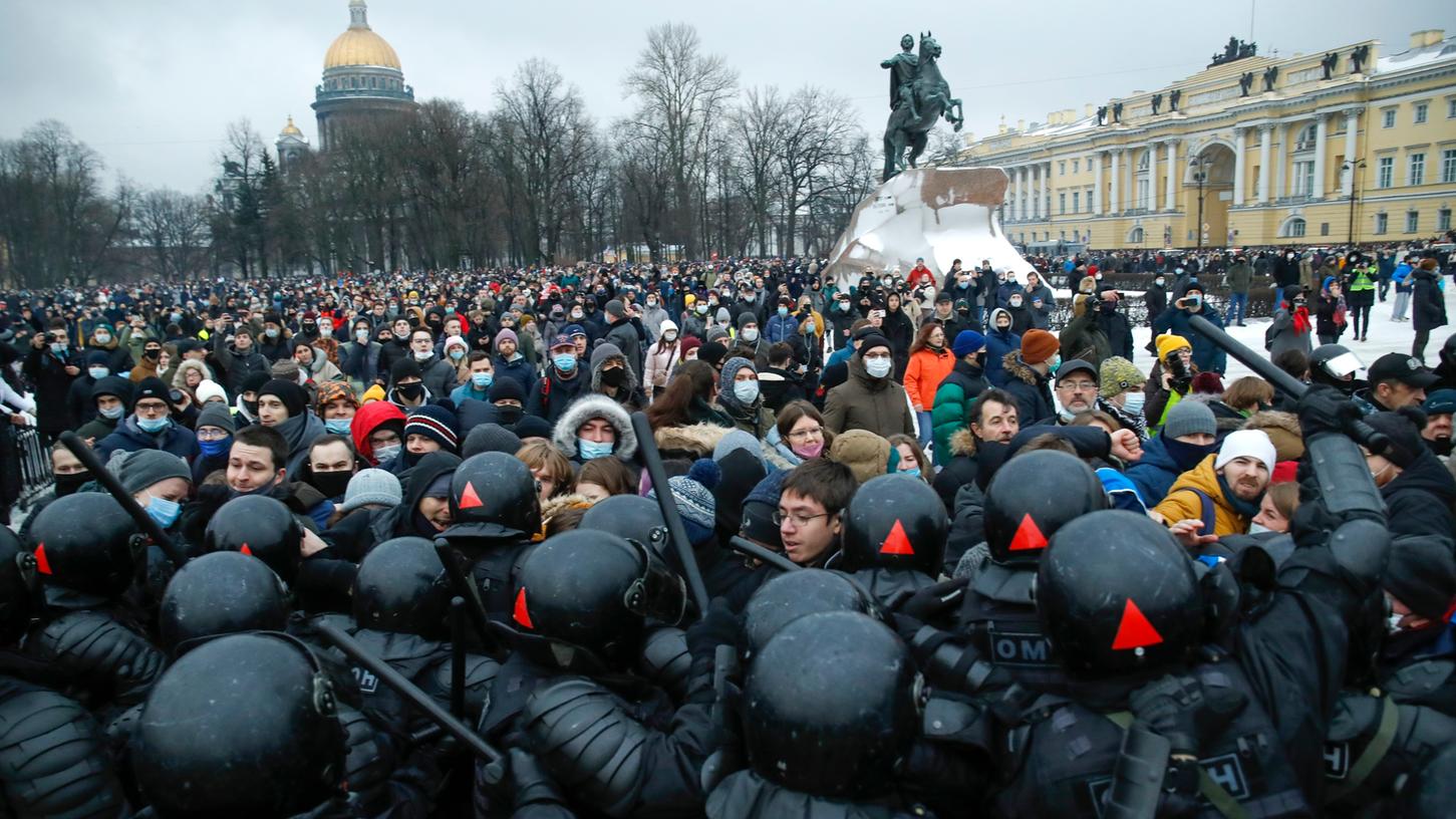 Nawalny-Anhänger protestieren in St. Petersburg am 23. Januar 2021. 