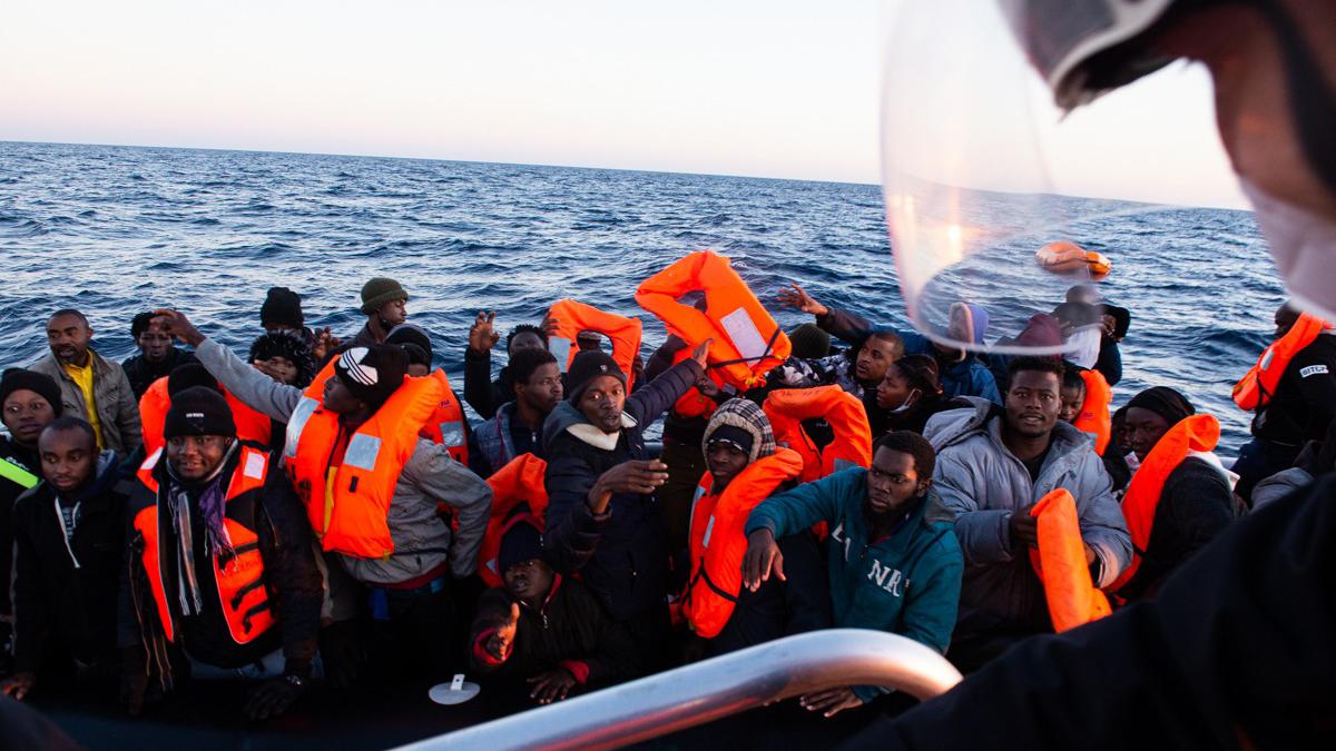 Das Hilfsschiff "Ocean Viking" hat 374 Bootsmigranten vor Libyen gerettet.