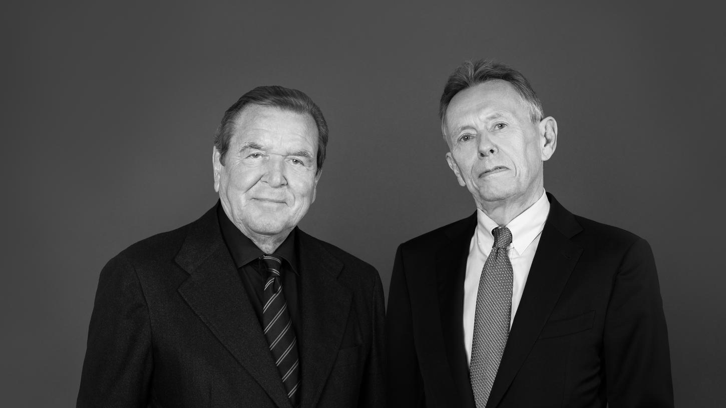 Legen eine Analyse der Weltpolitik vor: Gerhard Schröder und Gregor Schöllgen (rechts).