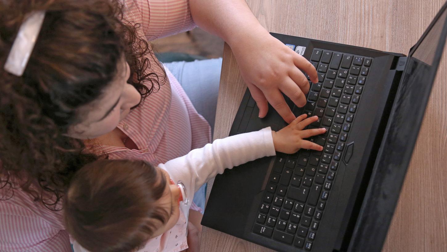 Die Belastung von Homeoffice und dem Betreuen der Kinder zuhause tragen häufig Frauen. 