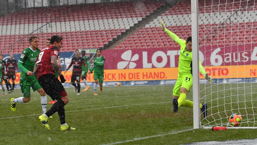 Am Ende steht eine derbe 2:5-Abreibung, die zum Abschluss der Hinserie die Stimmung beim Club weit unter den Gefrierpunkt senkt. Positiv? Ist Ende Januar maximal, dass im Schneechaos neben unserem Fotografen zumindest Manuel Schäffler und Johannes Geis je einmal den Durchblick behalten. Und zum Saisonfinale? Revanchiert sich der FCN dank Erik Shuranov an der Leine. Hach, das war schön. Bilder dazu schieben wir bei Gelegenheit mal nach.
Am Ende steht eine derbe 2:5-Abreibung, die zum Abschluss der Hinserie die Stimmung beim Club weit unter den Gefrierpunkt senkt. Positiv? Ist Ende Januar maximal, dass im Schneechaos neben unserem Fotografen zumindest Manuel Schäffler und Johannes Geis je einmal den Durchblick behalten. Und zum Saisonfinale? Revanchiert sich der FCN dank Erik Shuranov an der Leine. Hach, das war schön. Bilder dazu schieben wir bei Gelegenheit mal nach.