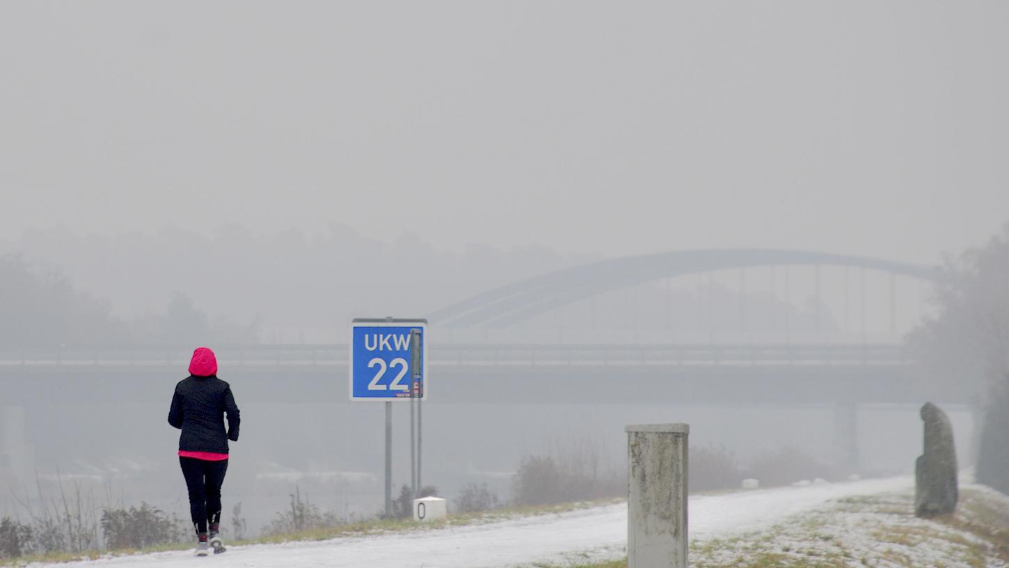 Eine Frau joggt alleine am Main-Donau Kanal. Es eine der wenigen Möglichkeiten, im Lockdown Sport zu treiben. 