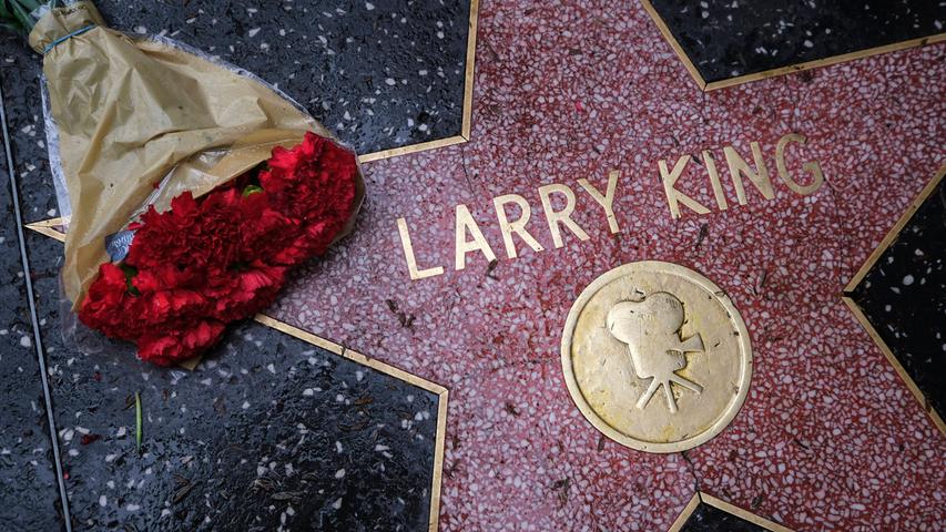 Am Hollywood Walk of Fame werden Blumen für Larry King niedergelegt.