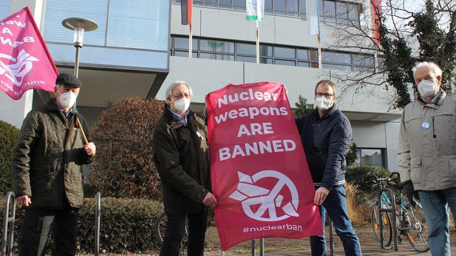 Fahne gegen Atomwaffen in Erlangen