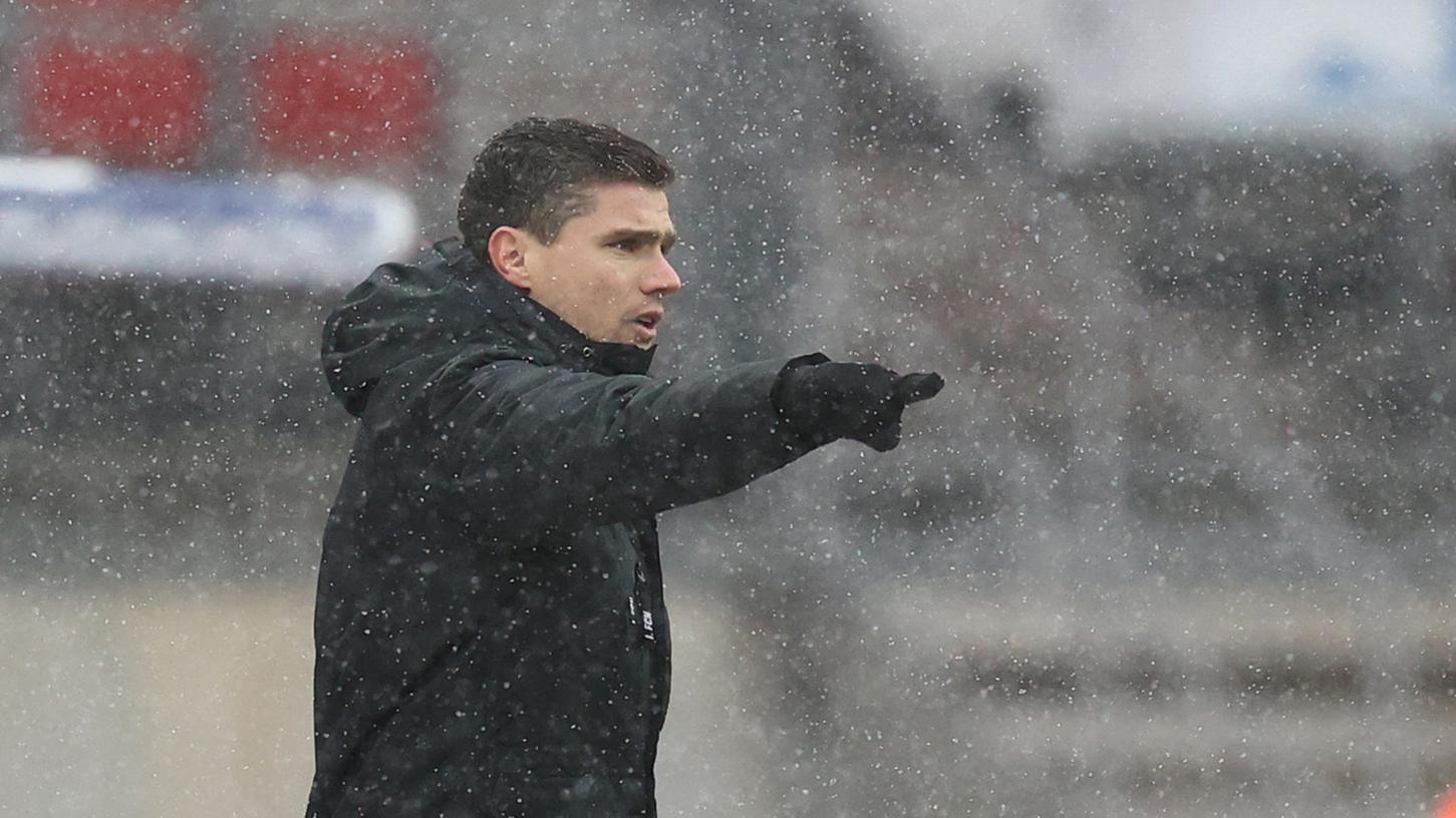 "Man erreicht im Januar seine Ziele nicht, aber man kann schon die Weichen stellen": Club-Trainer Robert Klauß gerät mit seinem Club mehr und mehr unter Druck. "Man erreicht im Januar seine Ziele nicht, aber man kann schon die Weichen stellen": Club-Trainer Robert Klauß gerät mit seinem Club mehr und mehr unter Druck.