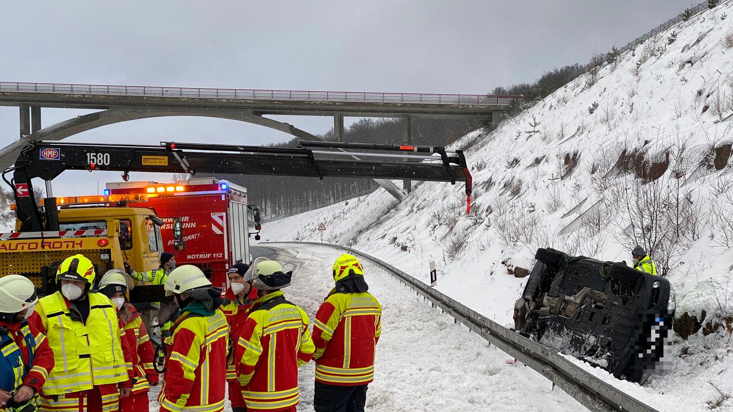 Auf der A3 rutschte ein BMW aufgrund von Schneeglätte in den Graben - die Feuerwehr musste am Sonntag in Franken zu mehreren solcher Einsätze ausrücken. 