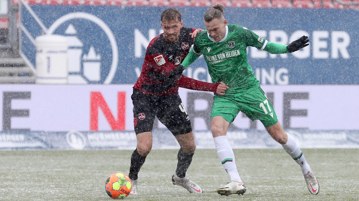 Achtung, Asger! Ein verlorener Zweikampf führte den FCN gegen Hannover auf die Verliererstraße.