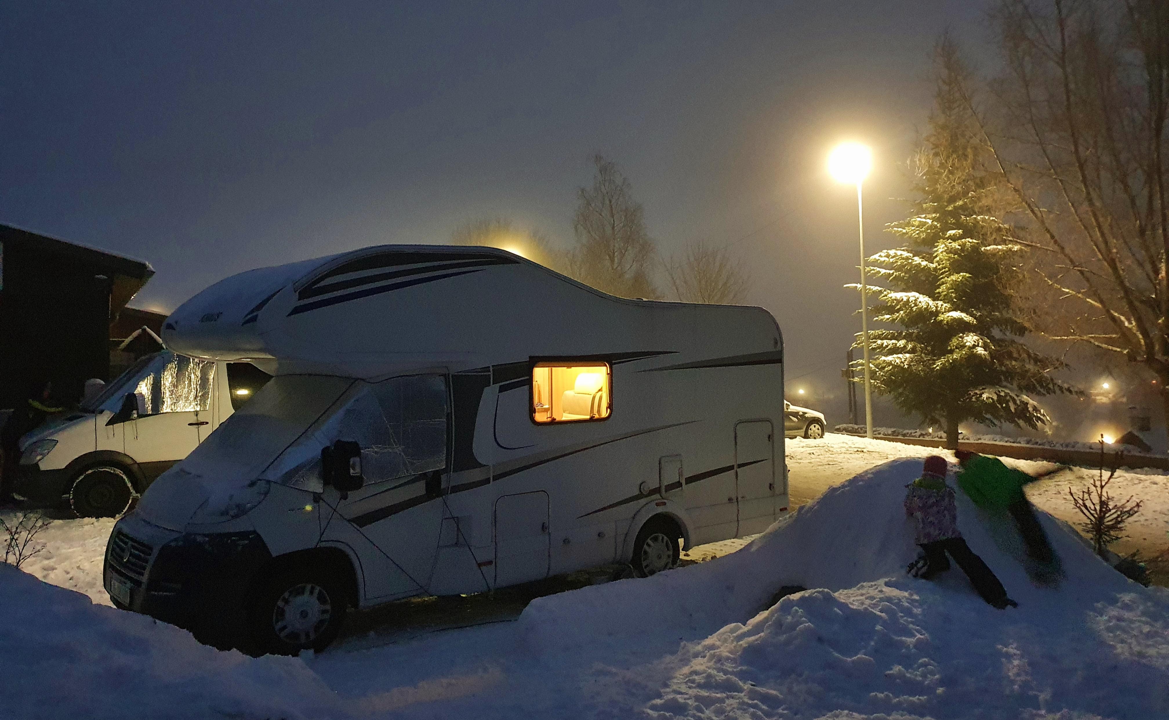 Mit dem Familienwohnmobil auf einem Stellplatz in den Bergen übernachten: Das sollte wieder möglich sein - dort liegt oft bis lange ins Frühjahr hinein sogar Schnee.
Mit dem Familienwohnmobil auf einem Stellplatz in den Bergen übernachten: Das sollte wieder möglich sein - dort liegt oft bis lange ins Frühjahr hinein sogar Schnee.