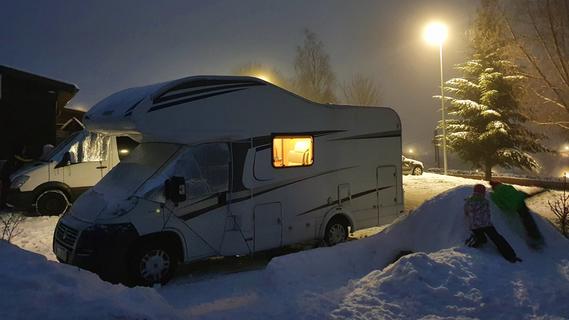 Mit dem Familienwohnmobil auf einem Stellplatz in den Bergen übernachten: Das sollte wieder möglich sein - dort liegt oft bis lange ins Frühjahr hinein sogar Schnee.