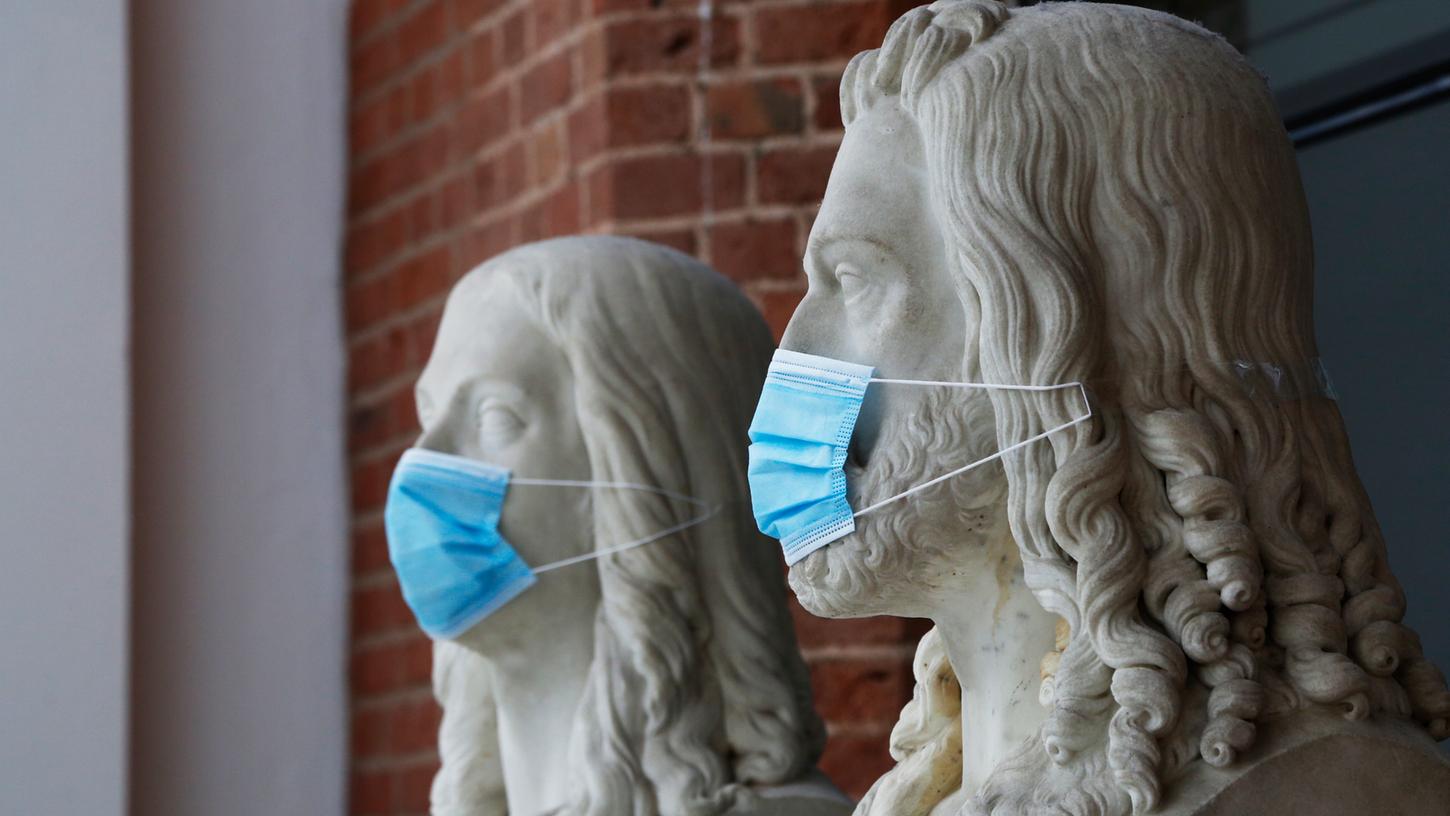 Maßnahmen gegen die Pandemie lassen die Kultur weiter leiden - selbst an Statuen sind die Zeichen der Zeit zu sehen. Maßnahmen gegen die Pandemie lassen die Kultur weiter leiden - selbst an Statuen sind die Zeichen der Zeit zu sehen.