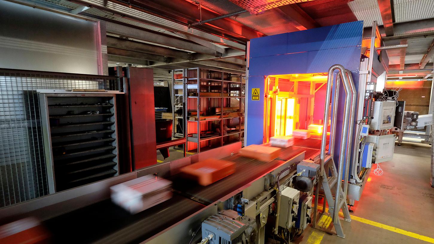 Das Paketzentrum in Feucht war 2020 das stärkste Paketzentrum der Post in ganz Deutschland: Dort wurden in den vergangenen zwölf Monaten über 115 Millionen Sendungen bearbeitet. Das Paketzentrum in Feucht war 2020 das stärkste Paketzentrum der Post in ganz Deutschland: Dort wurden in den vergangenen zwölf Monaten über 115 Millionen Sendungen bearbeitet.