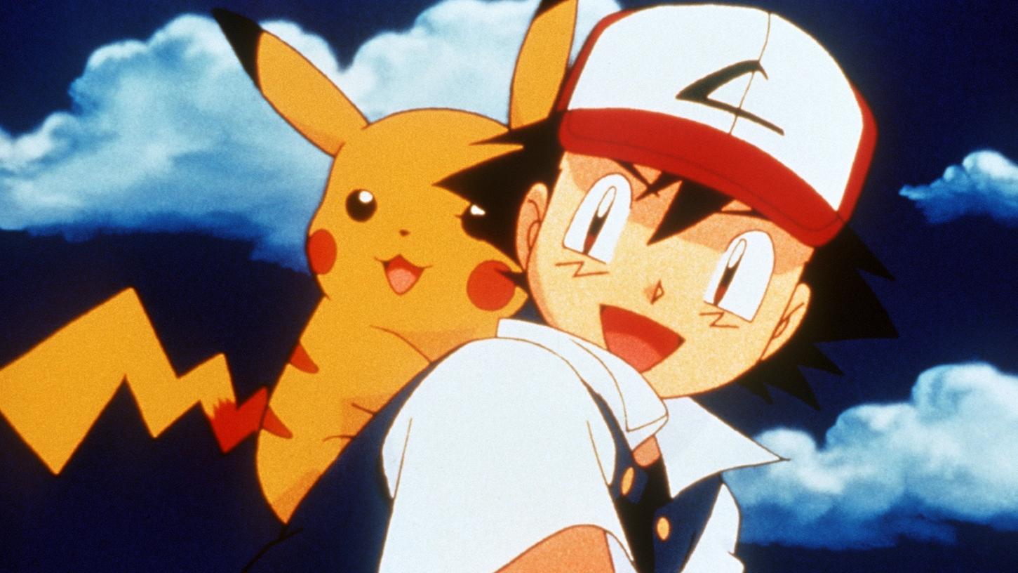 Der Pokemon-Trainer Ash Ketchum und sein kleiner Freund, das Pokemon Pikachu (l),