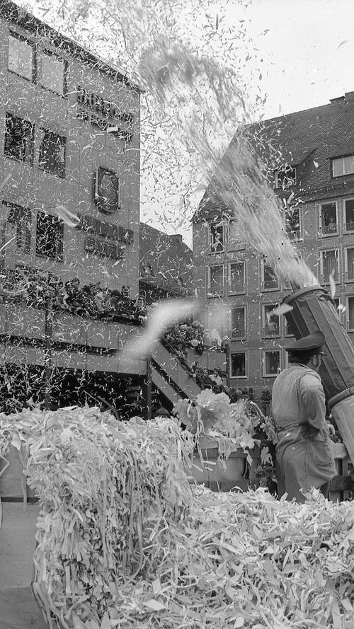 Großen Spaß machte den Faschingsfans die Konfetti-Kanone. Sie blies symbolisch das vom Parlament in Bonn (zu) viel produzierte Papier in die Luft.