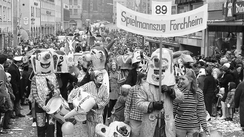 Mit beeindruckenden Masken und aufwändig kostümiert präsentierte sich der Forchheimer Spielmannszug.