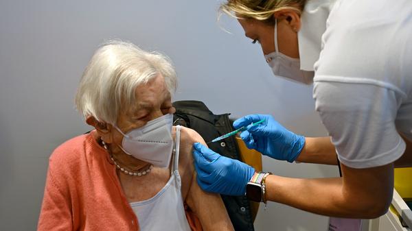 Eine Hundertjährige war unter den ersten über 80-Jährigen, die im Impfzentrum Erlangen eine Erstimpfung bekommen haben. Das war im Impfzentrum für die Stadt und ERH der Start für die Impfung angemeldeter Impfwilliger.