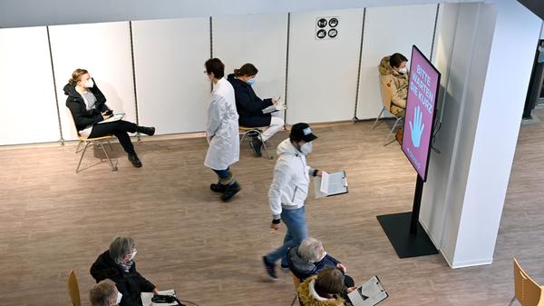 Eine Hundertjährige war unter den ersten über 80-Jährigen, die im Impfzentrum Erlangen eine Erstimpfung bekommen haben. Das war im Impfzentrum für die Stadt und ERH der Start für die Impfung angemeldeter Impfwilliger.