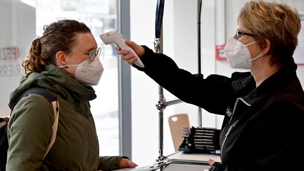 Eine Hundertjährige war unter den ersten über 80-Jährigen, die im Impfzentrum Erlangen eine Erstimpfung bekommen haben. Das war im Impfzentrum für die Stadt und ERH der Start für die Impfung angemeldeter Impfwilliger.
