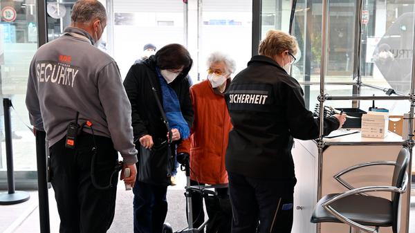 Eine Hundertjährige war unter den ersten über 80-Jährigen, die im Impfzentrum Erlangen eine Erstimpfung bekommen haben. Das war im Impfzentrum für die Stadt und ERH der Start für die Impfung angemeldeter Impfwilliger.
