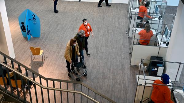 Eine Hundertjährige war unter den ersten über 80-Jährigen, die im Impfzentrum Erlangen eine Erstimpfung bekommen haben. Das war im Impfzentrum für die Stadt und ERH der Start für die Impfung angemeldeter Impfwilliger.