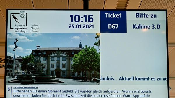 Eine Hundertjährige war unter den ersten über 80-Jährigen, die im Impfzentrum Erlangen eine Erstimpfung bekommen haben. Das war im Impfzentrum für die Stadt und ERH der Start für die Impfung angemeldeter Impfwilliger.