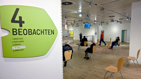 Eine Hundertjährige war unter den ersten über 80-Jährigen, die im Impfzentrum Erlangen eine Erstimpfung bekommen haben. Das war im Impfzentrum für die Stadt und ERH der Start für die Impfung angemeldeter Impfwilliger.