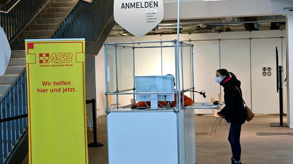 Eine Hundertjährige war unter den ersten über 80-Jährigen, die im Impfzentrum Erlangen eine Erstimpfung bekommen haben. Das war im Impfzentrum für die Stadt und ERH der Start für die Impfung angemeldeter Impfwilliger.
