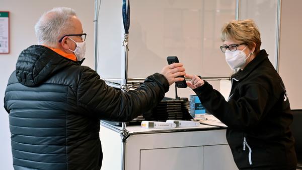 Eine Hundertjährige war unter den ersten über 80-Jährigen, die im Impfzentrum Erlangen eine Erstimpfung bekommen haben. Das war im Impfzentrum für die Stadt und ERH der Start für die Impfung angemeldeter Impfwilliger.