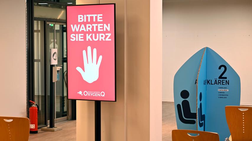 Eine Hundertjährige war unter den ersten über 80-Jährigen, die im Impfzentrum Erlangen eine Erstimpfung bekommen haben. Das war im Impfzentrum für die Stadt und ERH der Start für die Impfung angemeldeter Impfwilliger.